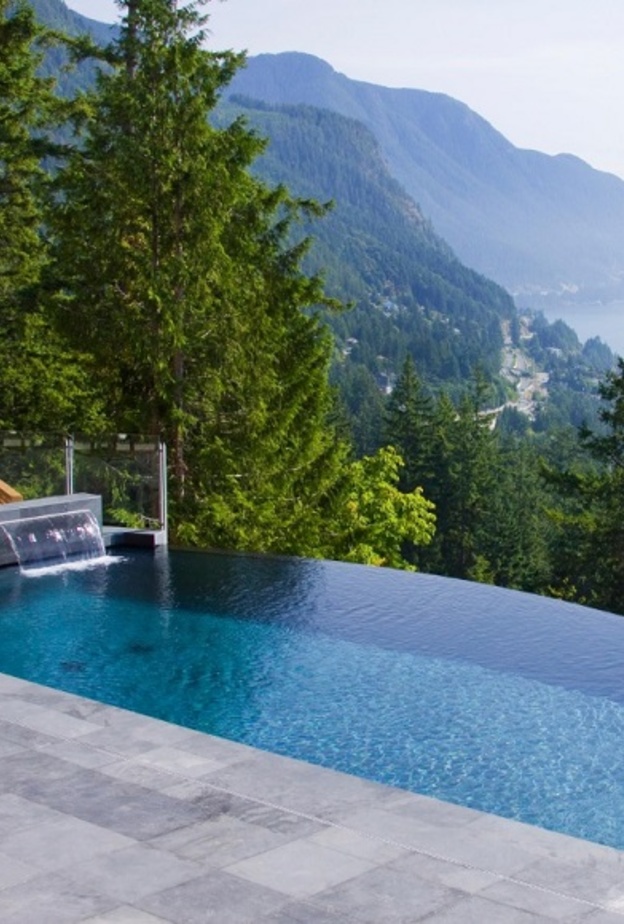 بركة سباحة منزلية تطل على منظر طبيعي ساحر 