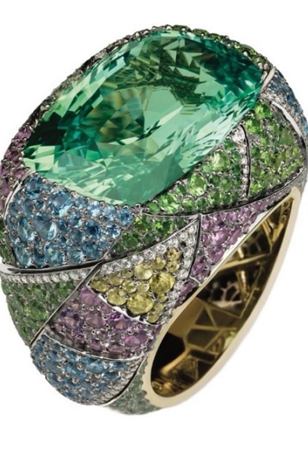 خاتم فابرجيه يحمل حجر كريسوبيريل رائع 