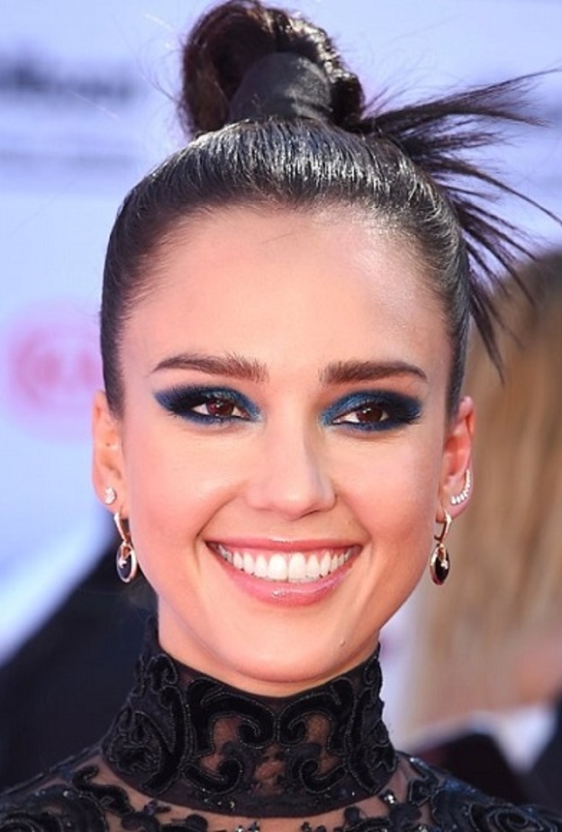 جيسيكا البا ترتدي اقراط كارتير من مجموعة اموليت Amulette 