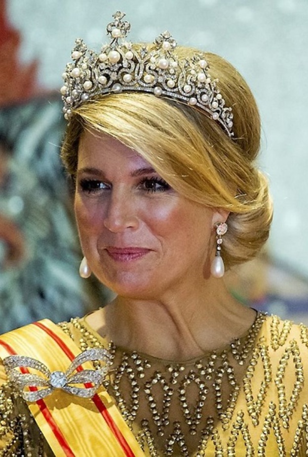 الأميرة غريس كيلي تتحلى بمجوهرات زفافها من اللؤلؤ 