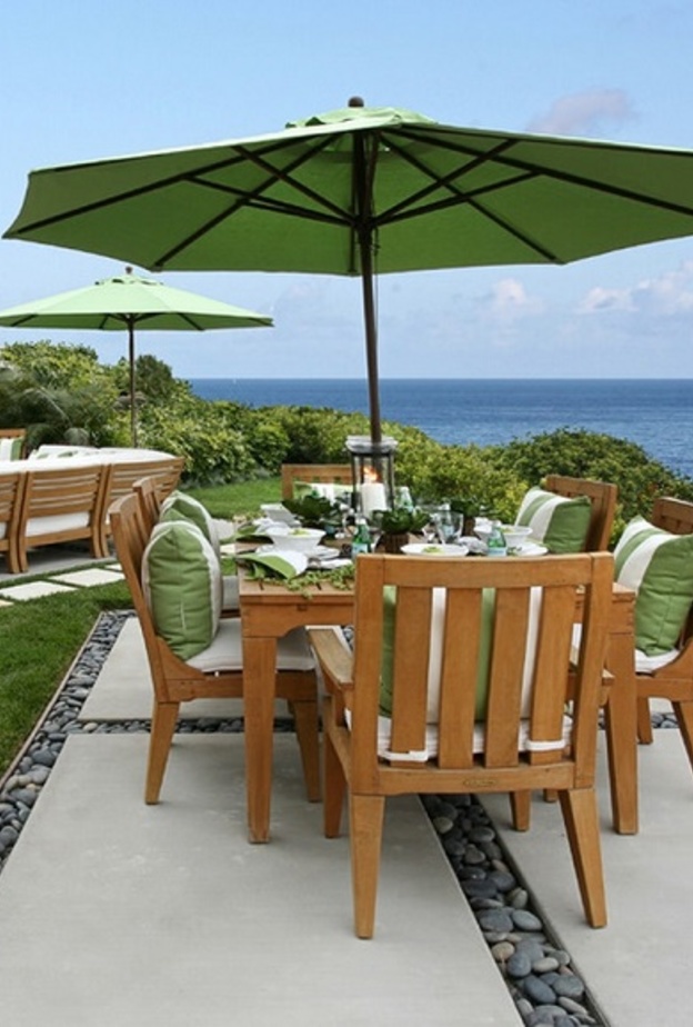 جلسة خارجية رائعة و طاولة طعام أنيقة مع إطلالة على البحر و مدفأة حجرية للأيام الباردة 