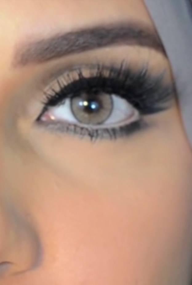 المراحل الأولى من درس المكياج