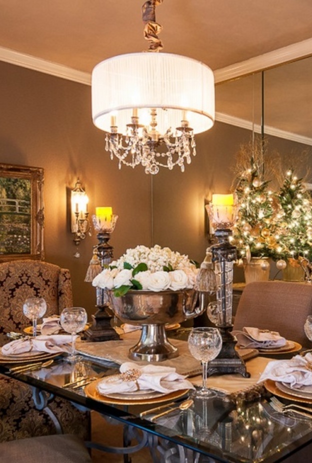 تعليق الزينة في غرفة الطعام و تزيين الطاولة بالإكسسوارات يبث روح البهجة في المكان