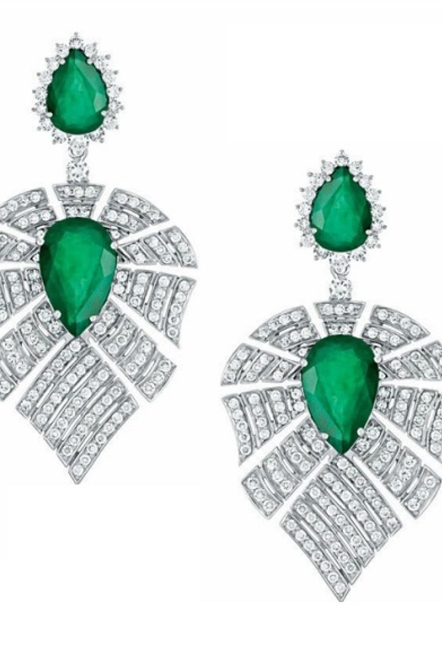 اقراط الماس و زمردة من تصميم Hueb