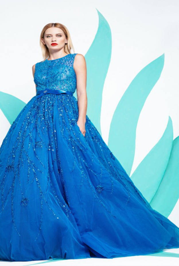اطلالة كلاسيكية بفستان باللون الازرق من مجموعة جورج حبيقة لصيف 2016