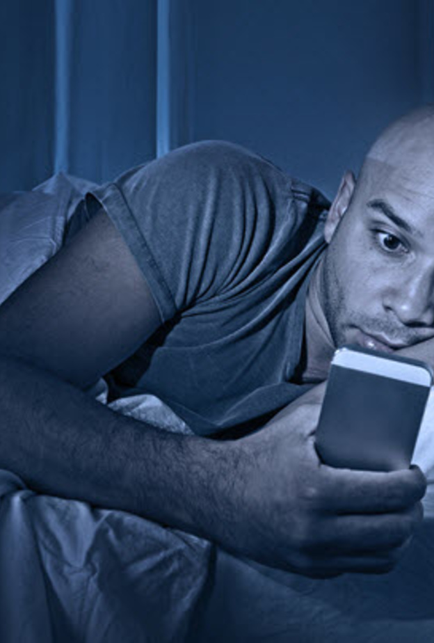 تصفح الهواتف الخلوية خلال الليلي يمكن ان يؤدي للاصابة بسرطان العين