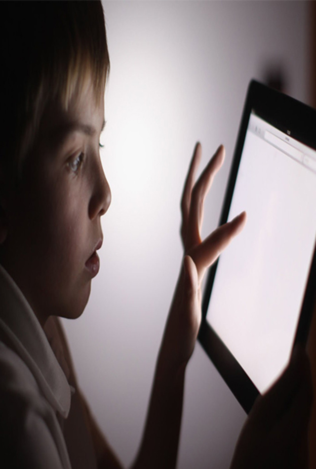 بالوعي و المراقبة تحمين حسابات أبنائك على الانترنت 