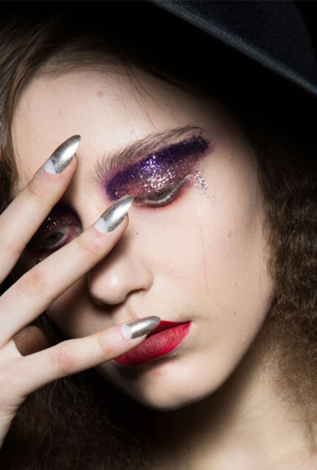 اظافر فضية تناسب كافة الوان البشرة