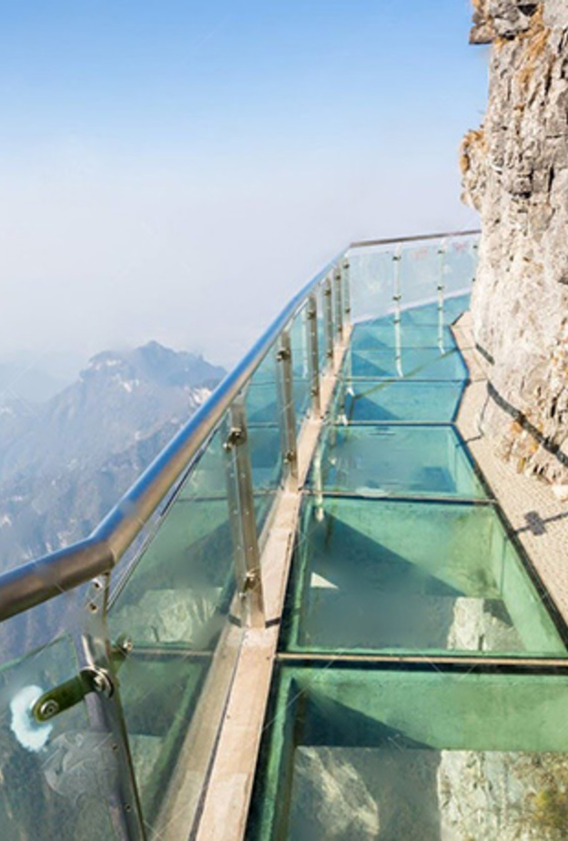 شرخ في الممر الزجاجي الجديد في الصين .. يثر ذعر السيّاح!