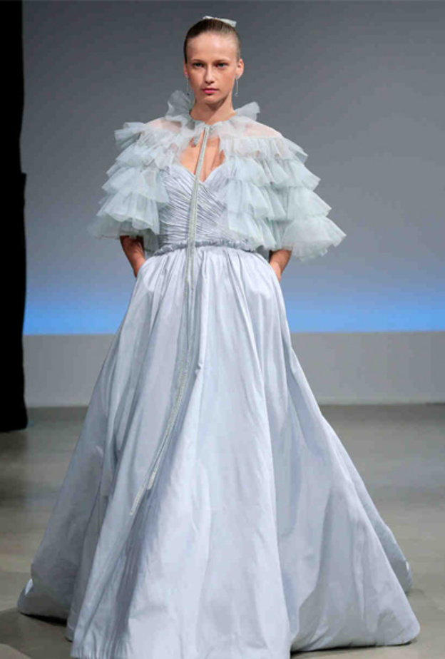 فستان زفاف باللون الازرق من Isabelle Armstrong