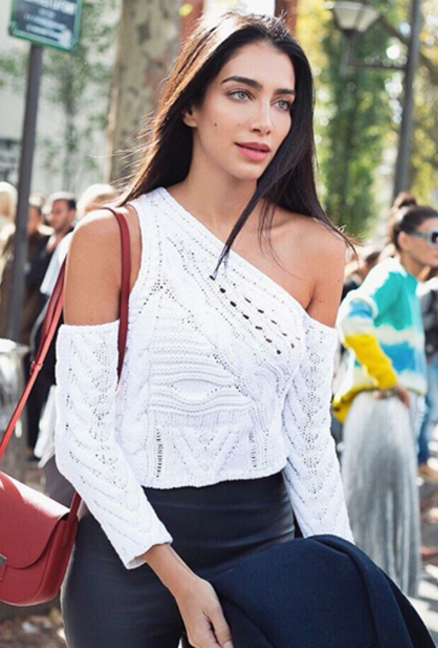 فستان أسود من ايلي صعب نسقته جيسيكا قهواتي مع جزمة عالية