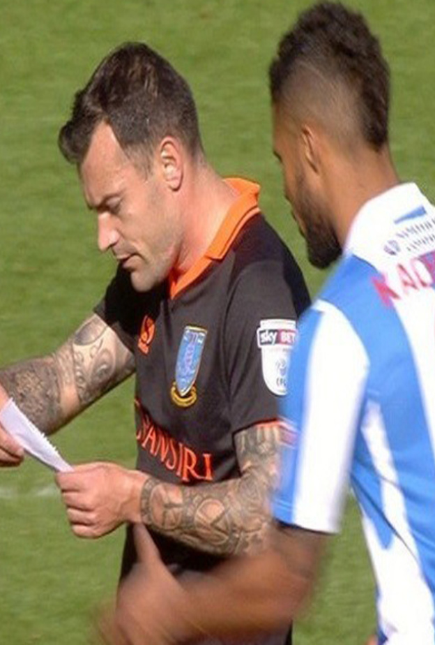 اللاعب يقرأ التعليمات