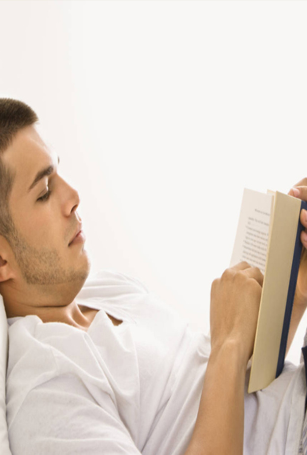 رجل يقرأ