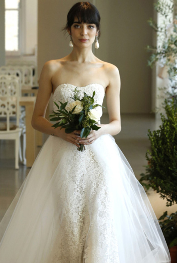 فستان مكشوف الأكتاف مزين بالورود من اوسكار دي لارنتا