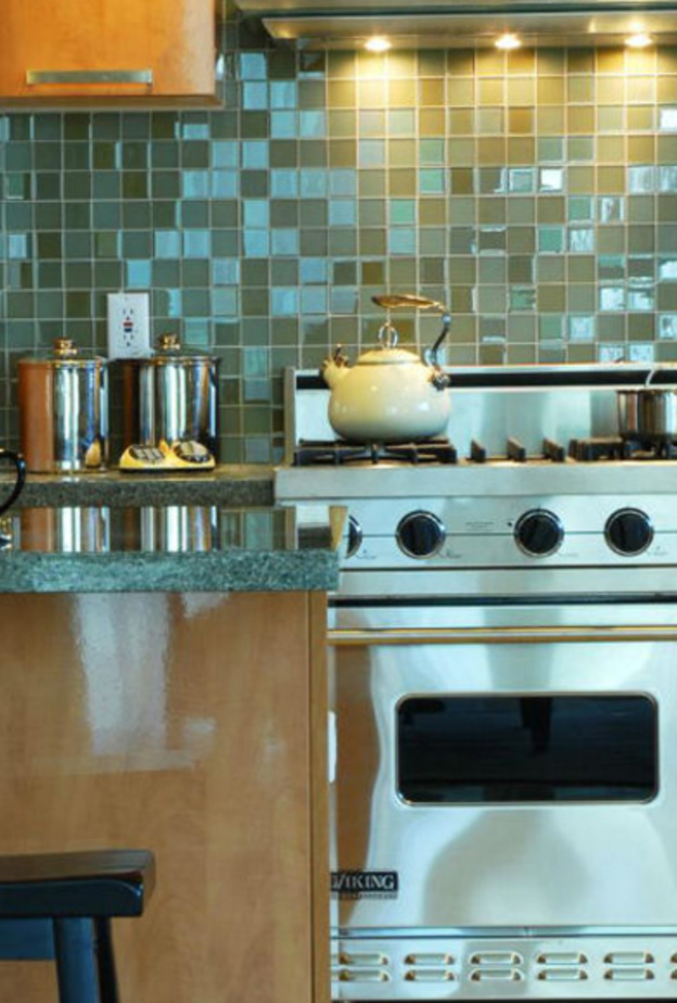 اللون الواحد مع لمسان أناقة لمطبخ عصري