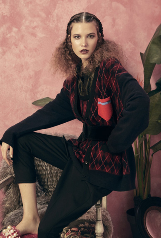 من "كلويه" Chloe، فستان بقصة قفطان باللون الكريم