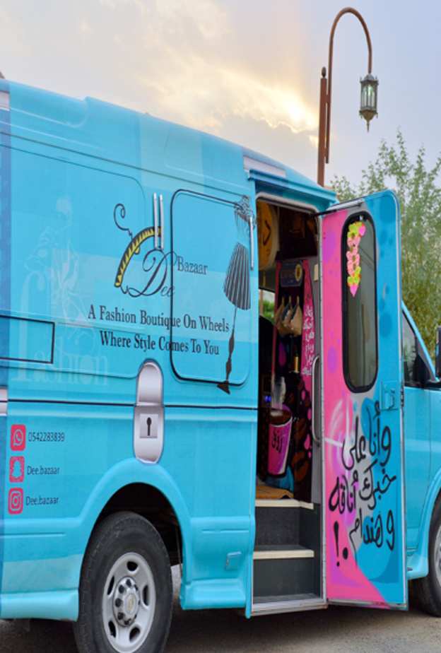 عربة دلال المتنقلة مليئة بالأزياء المختلفة 