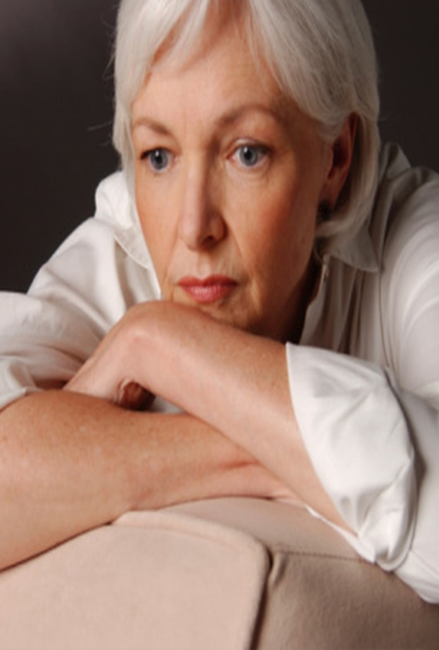 الإكتئاب في سن اليأس أمر شائع يمكن علاجه بمرافقة الأصدقاء