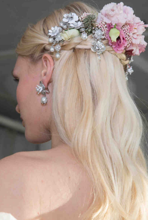 تسريحة مسندلة مع ضفيرة من الخلف و اكسسورات من الورود و اللؤلؤ في عرض Marchesa