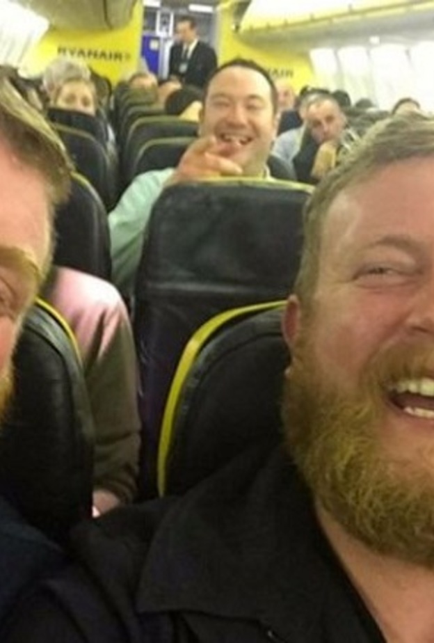 رجل يجد شبيهه إلى جواره في الطائرة