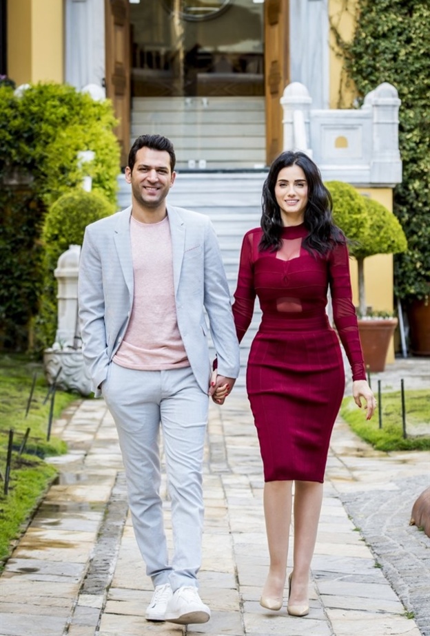 مراد يلدريم وزوجته