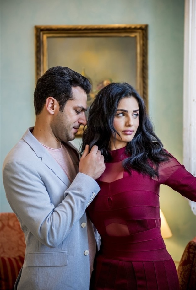 مراد يلدريم ينشر صورة جديدة مع زوجته