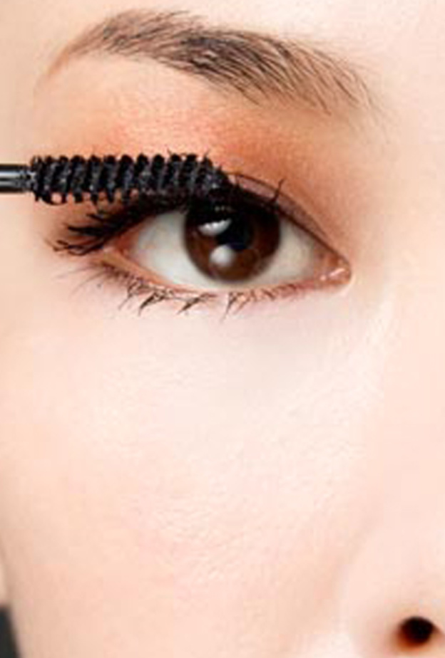 تعلّمي الطرق الصحيحة لمسك فرشاه الماسكارا