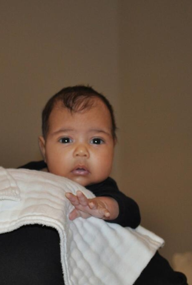 بالصور: شاهدوا ماذا اختارت كيم كاردشيان لابنتها نورث من أناقة باريس