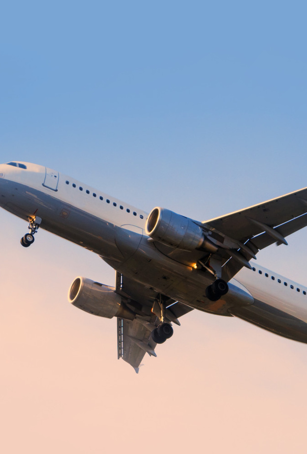 طفل صيني يصل دبي تهريبا بين حقائب الطائرة