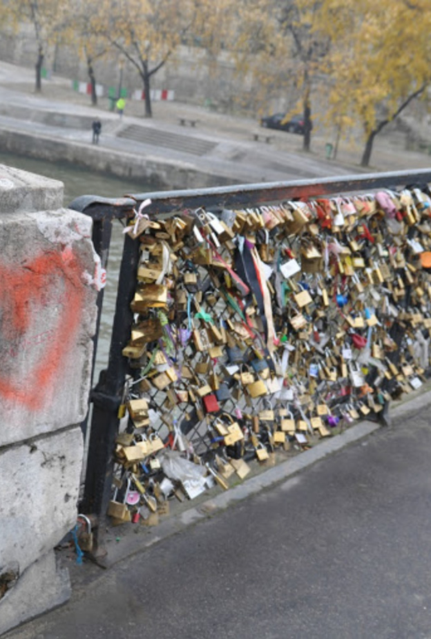 باريس تحرم العشاق من الأقفال !
