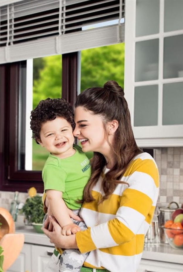 بيلين كارهان وابنها