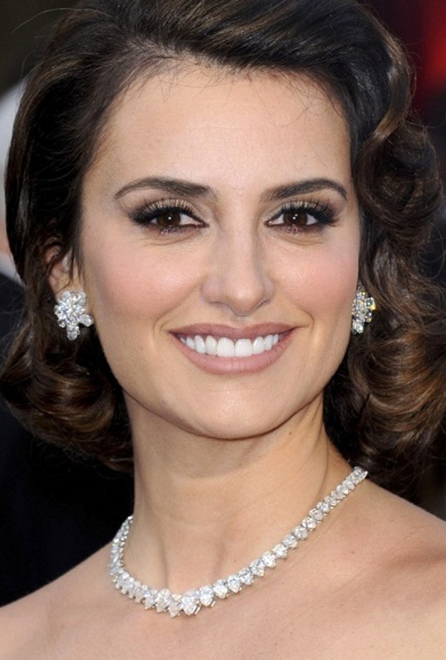 بينلوبي كروز ترتدي طقم الماس شوبارد في حفل اوسكار 2012