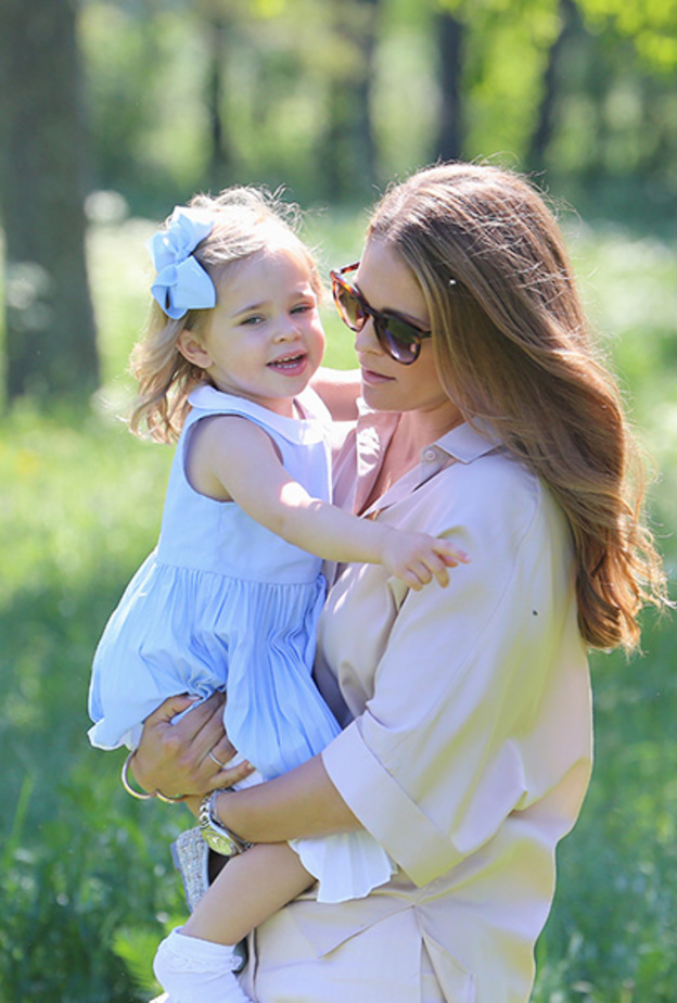 مادلين تحمل ابنتها