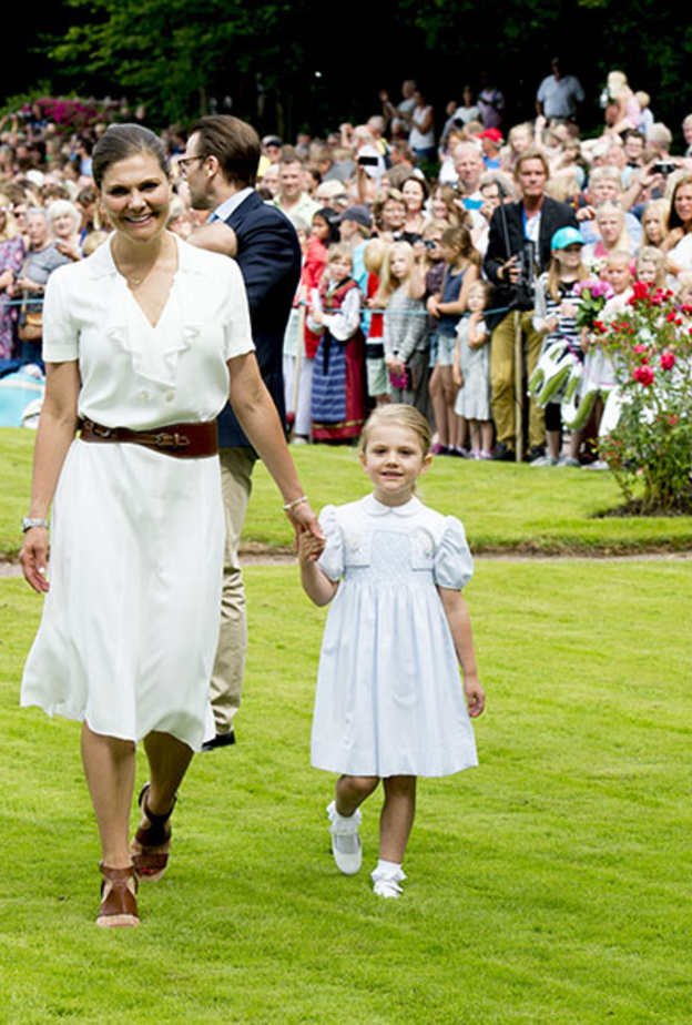 الاميرة فيكتوريا ارتدت فستانا ابيض