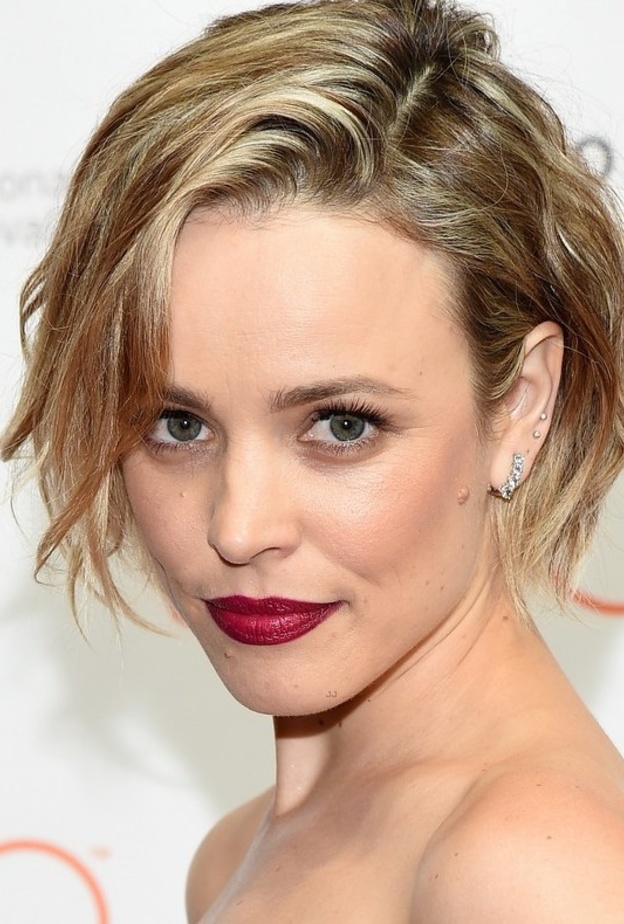 رايتشيل ماك أدامز بتسريحة شعر بسيطة