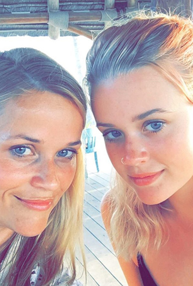 ريز ويزرسبون تثير جمهورها بصورة مع ابنتها