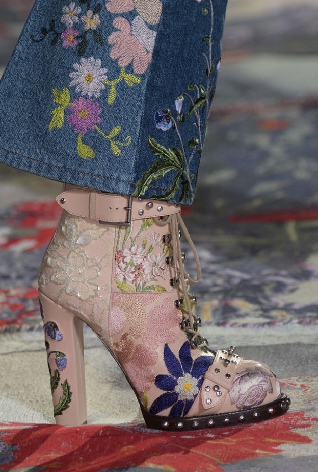 أحذية الـAnkle Boots بطبعات الورود الناعمة من توقيع الكسندر ماكوين Alexander McQueen