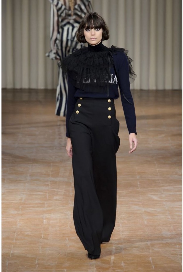 اللون الاسود والتّصاميم القصيرة تليق بأصحاب القامة القصيرة من الكسيس مابيي