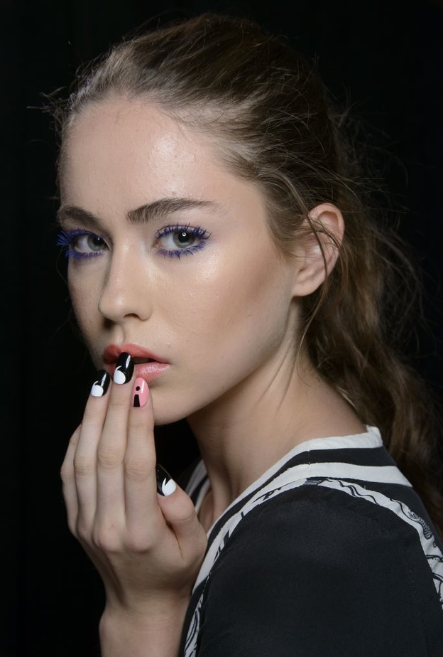 ألوان الأسود لن تغيب عن مناكير الأظافر