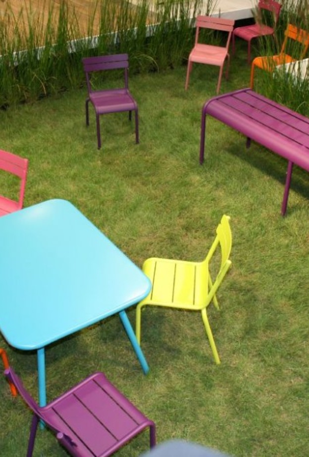 في ديكور الجلسات الخارجية الوسائد الملقاة تجذب الأطفال