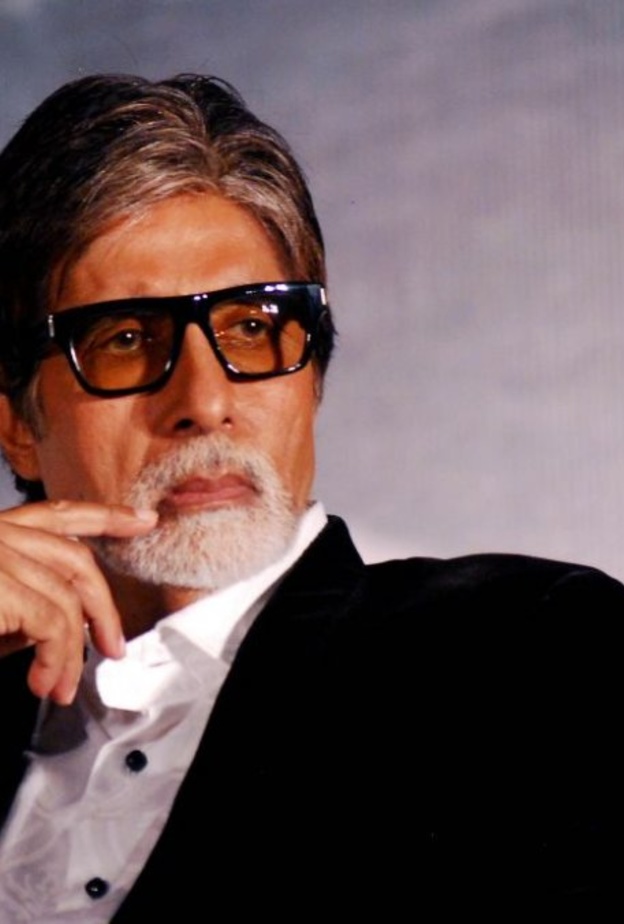 أميتاب باتشان يلمح إلى استمراره في العمل طالما عرضت عليه الأدوار