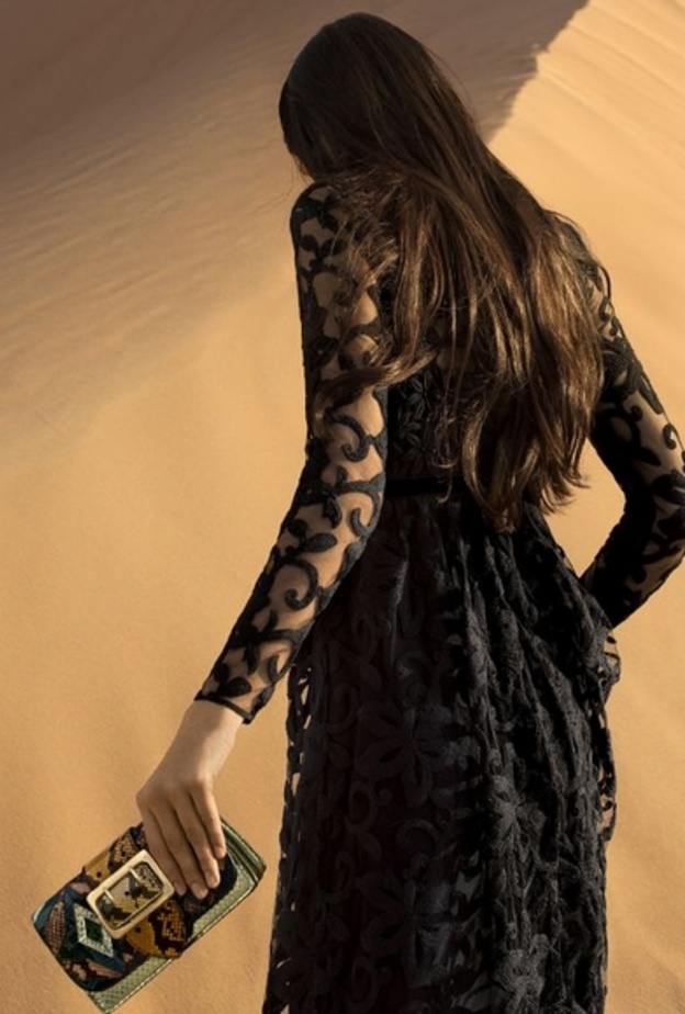 صندال أسود وذهبي