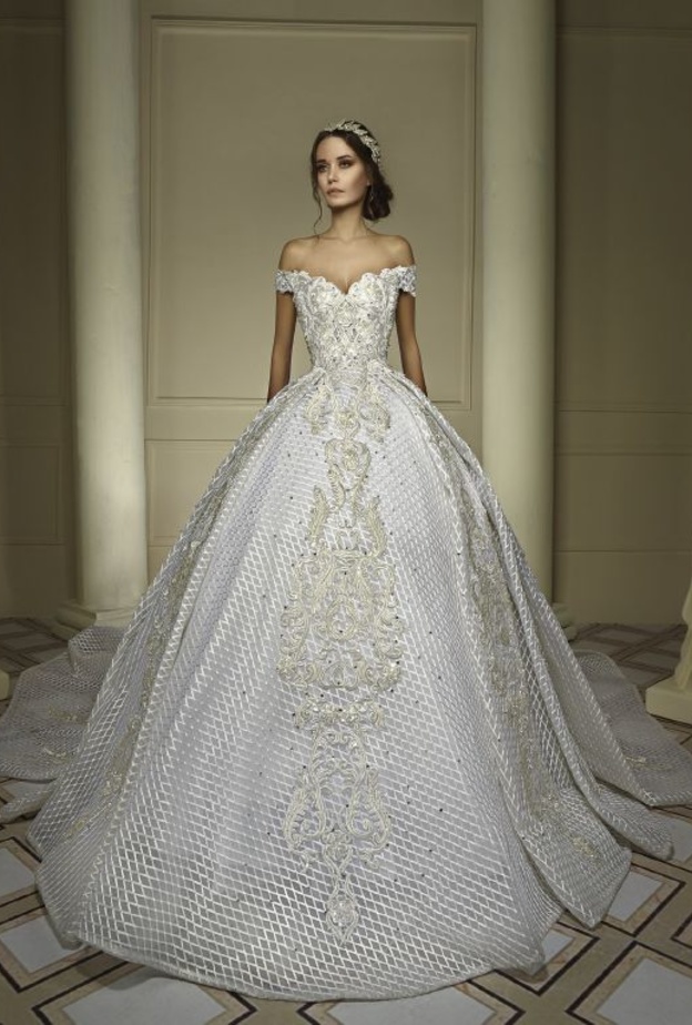 إستخدم المصمم نجا سعادة أقمشة عديدة و مختلفة في مجموعة فساتين الزفاف لربيع 2017