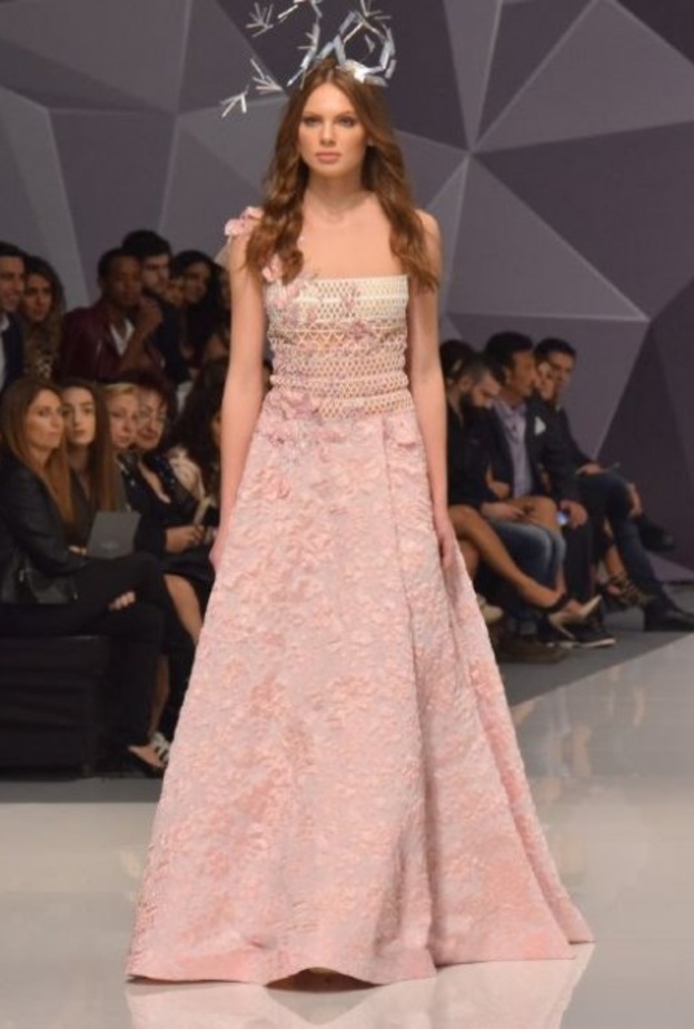 إطلالات راقية و ناعمة بفساتين الخطوبة باللون الزهري من مجموعة حنا توما