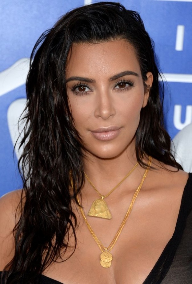 جيجي حديد اعتمدت هذه الإطلالة مؤخراً في المناسبات