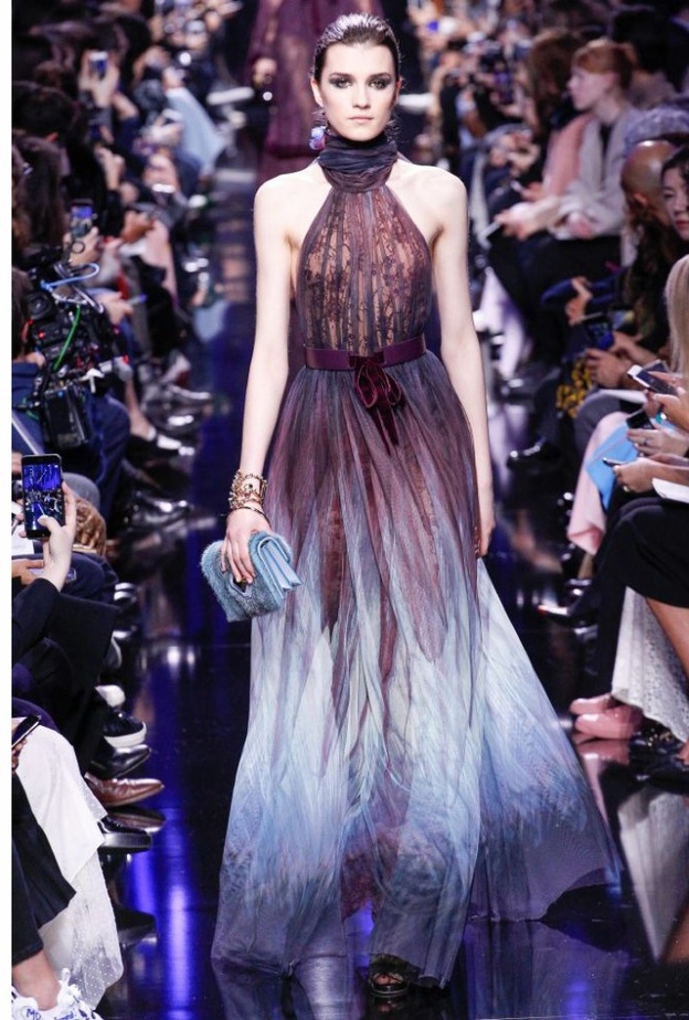 إطلالة مشرقة بفساتين ايلي صعب لحفلة الخطوبة من مجموعة خريف 2017