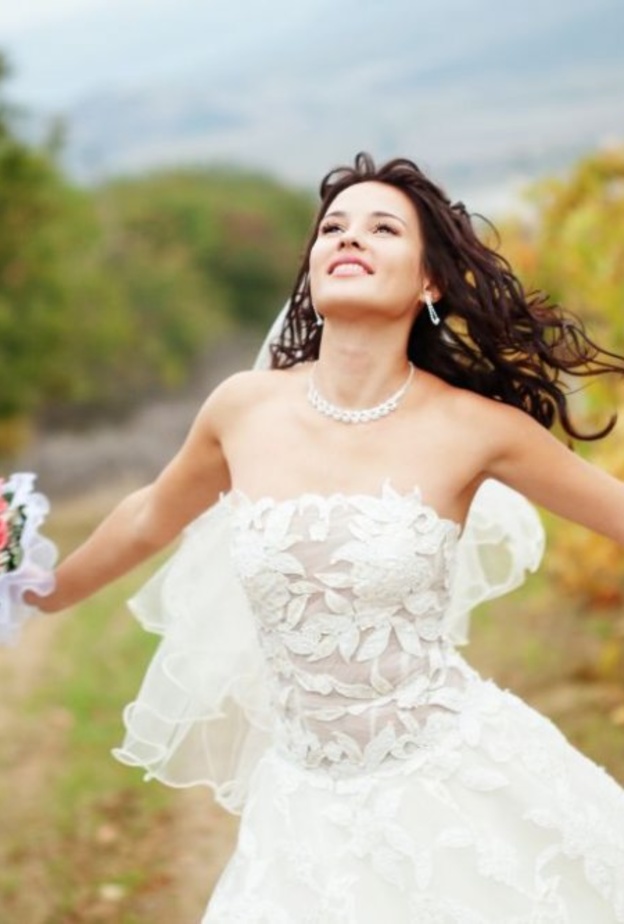 وضع الزهور اقل من مستوى النظر للسماح للمدعوين برؤية بعضهم