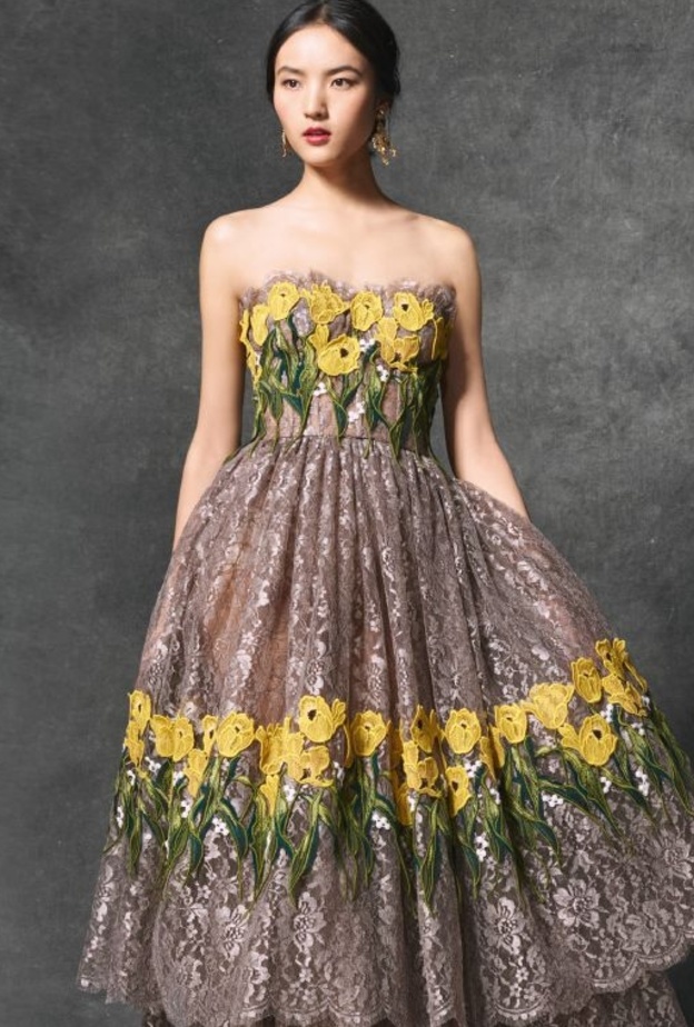 اخطفي الأنظار في خطوبتك في فستان من دولتشي غابانا