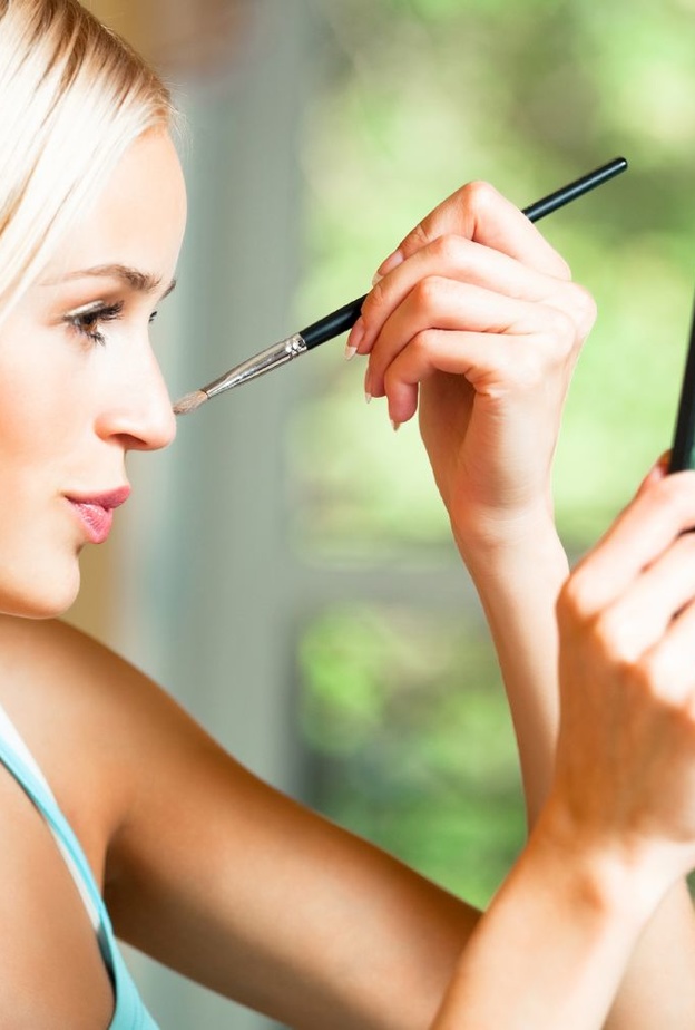 عدم استخدام مكياج مقاوم للماء