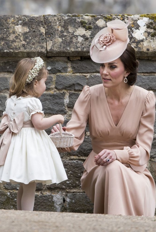 ازياء الاطفال الخاصة بالأميرة شارلوت مع الفساتين المطبعة بالورود